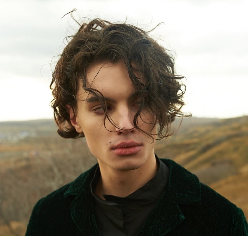 wavy curly hair men middle part