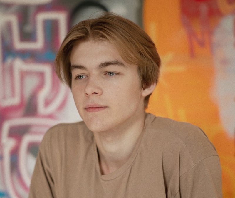 middle part haircut men