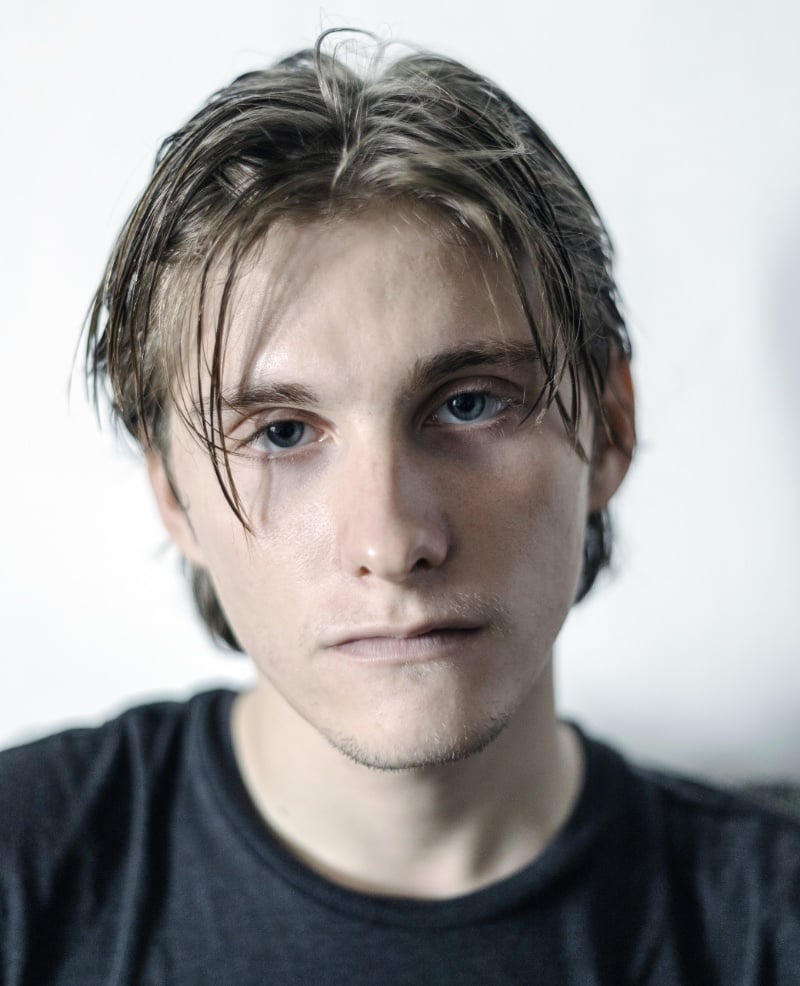wet hair middle part men