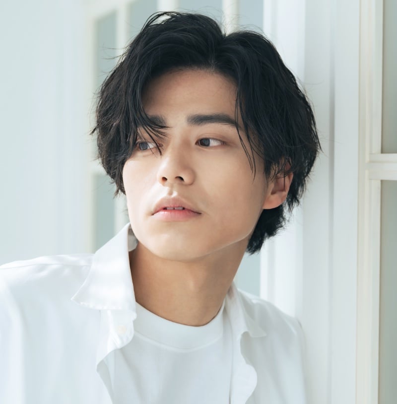 tousled middle part men