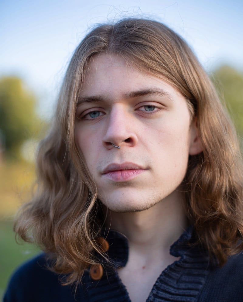 wavy middle part men