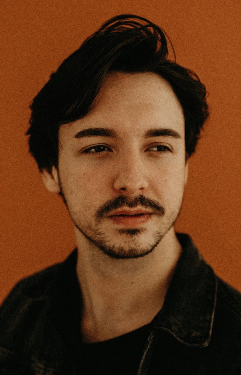 deep side part men